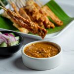 Brochettes de poulet satay avec sauce d'accompagnement