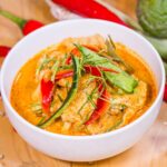 Curry panang thaïlandais dans le bol blanc 1