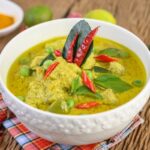 Curry vert décoré dans le bol blanc vue de côté