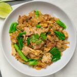 Nouilles sautées à la sauce soja avec du poulet ou bœuf