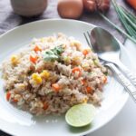 Riz sauté dans une assiette sur la table décorée