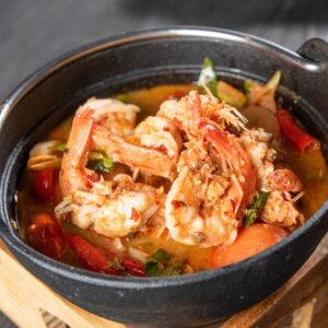 La soupe thaï aux crevettes dans un bol