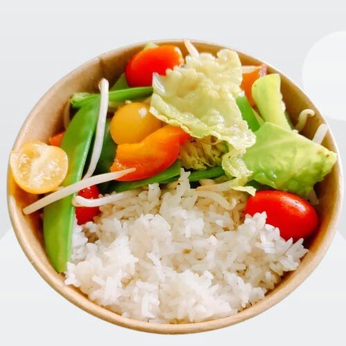 lesgumes melanges sautes chez tamtim Lésgumes mélangés sautés avec du riz dans un bol chez Tam Tim