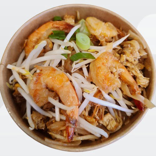 pad thai aux crevettes chez tamtim Pad thaï aux crevettes avec légumes dans un bowl en papier chez tamtim